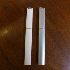 Fast etui til en neglefil. Farve: hvid eller slv