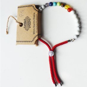 Slvbelagt armbnd med rd snor, hvid howlit og chakra
